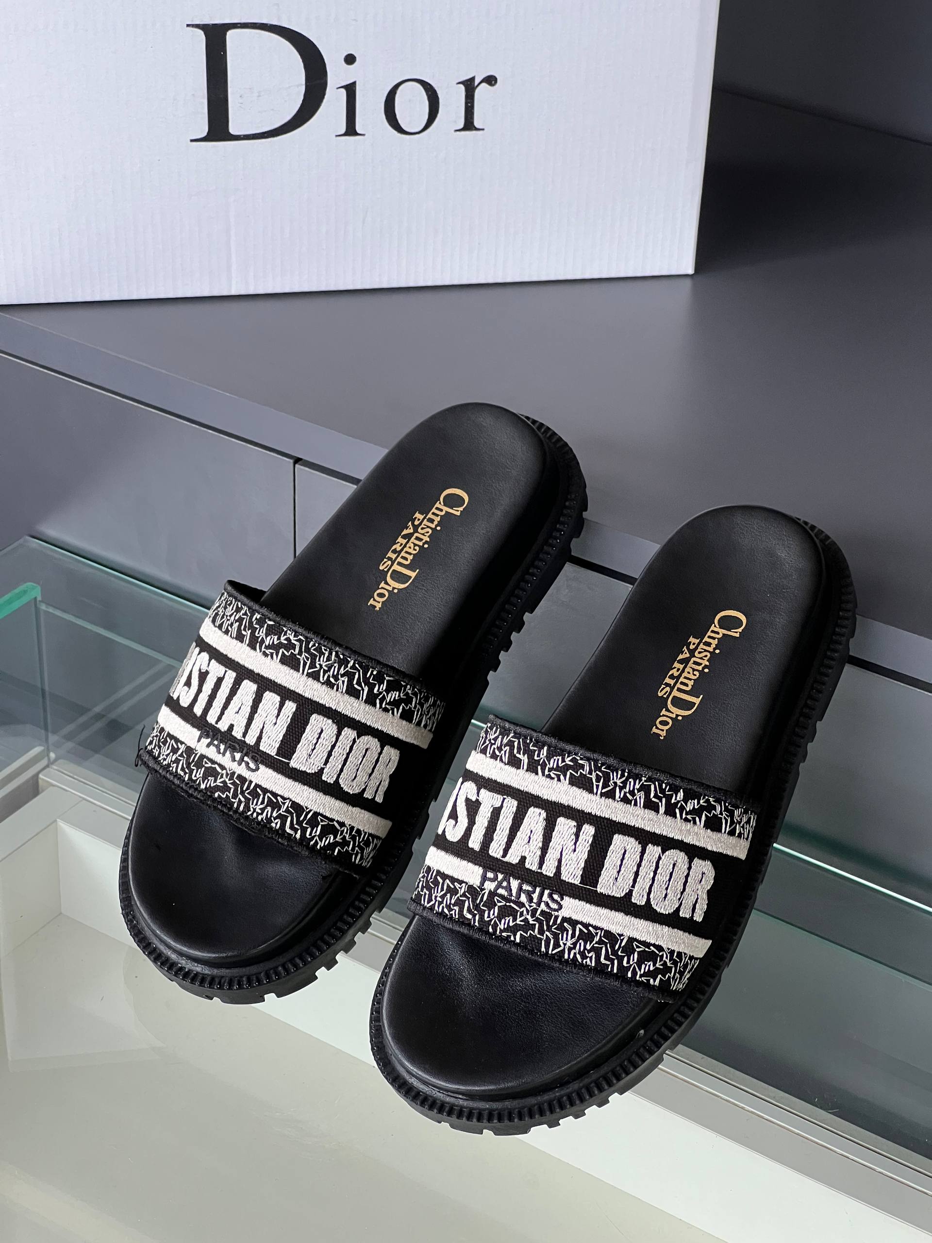 Crist!an Dior Terlik
