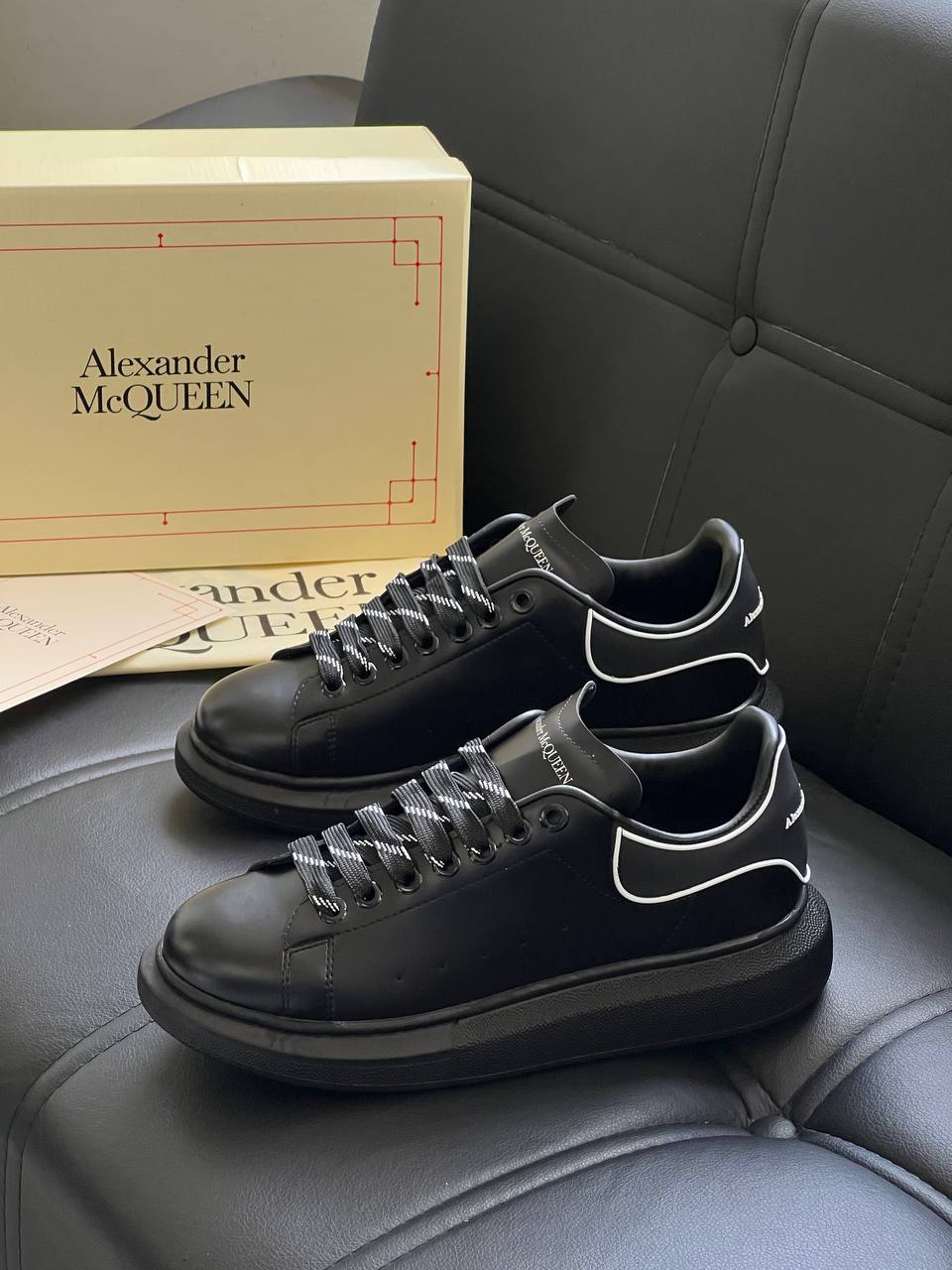 Aleksand£er M. Transparent Base Bay