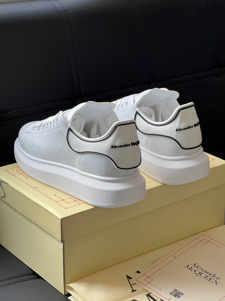 Aleksand£er M. Transparent Base Bay
