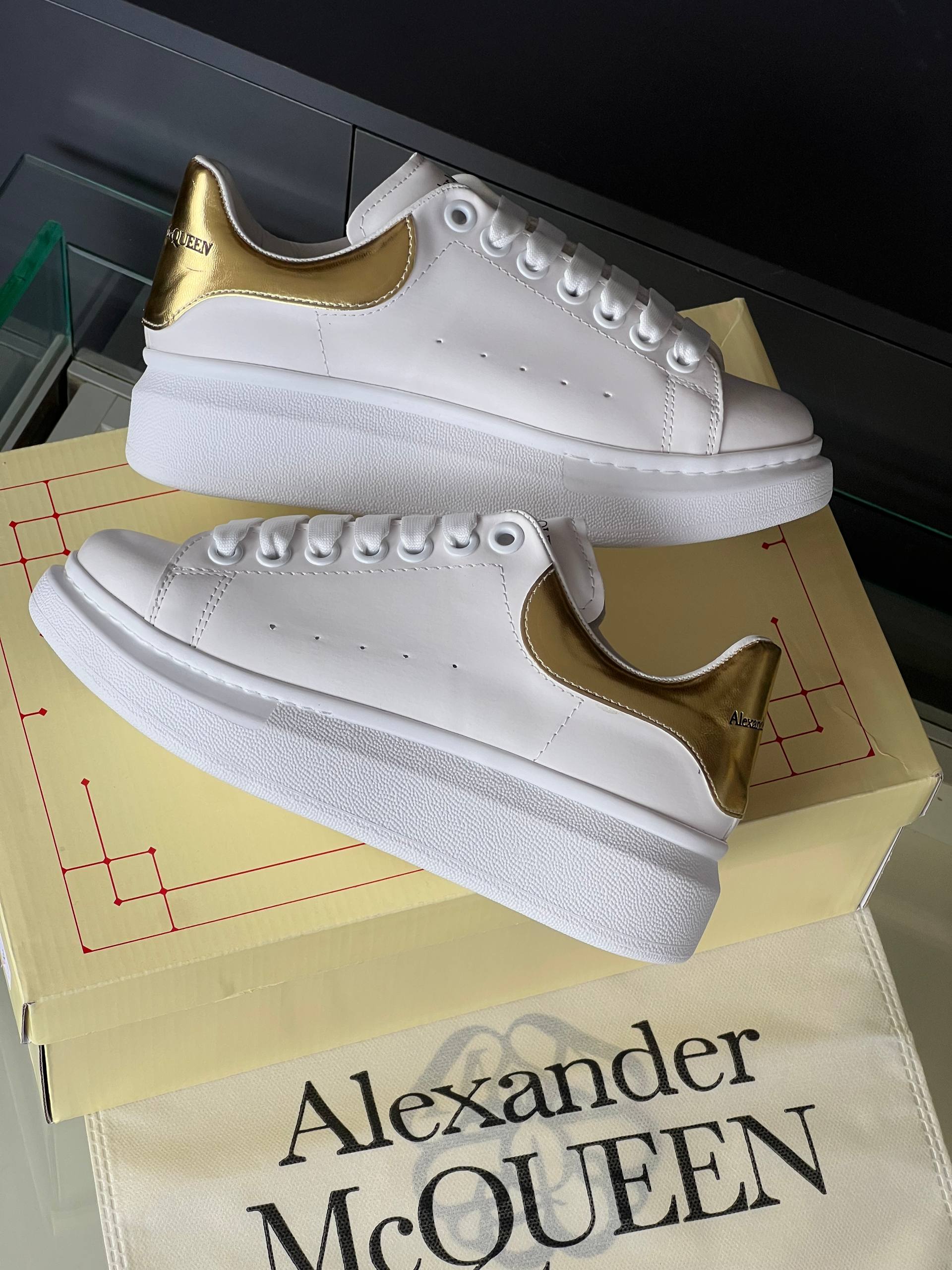 Aleks@nder Mqque£n Gold