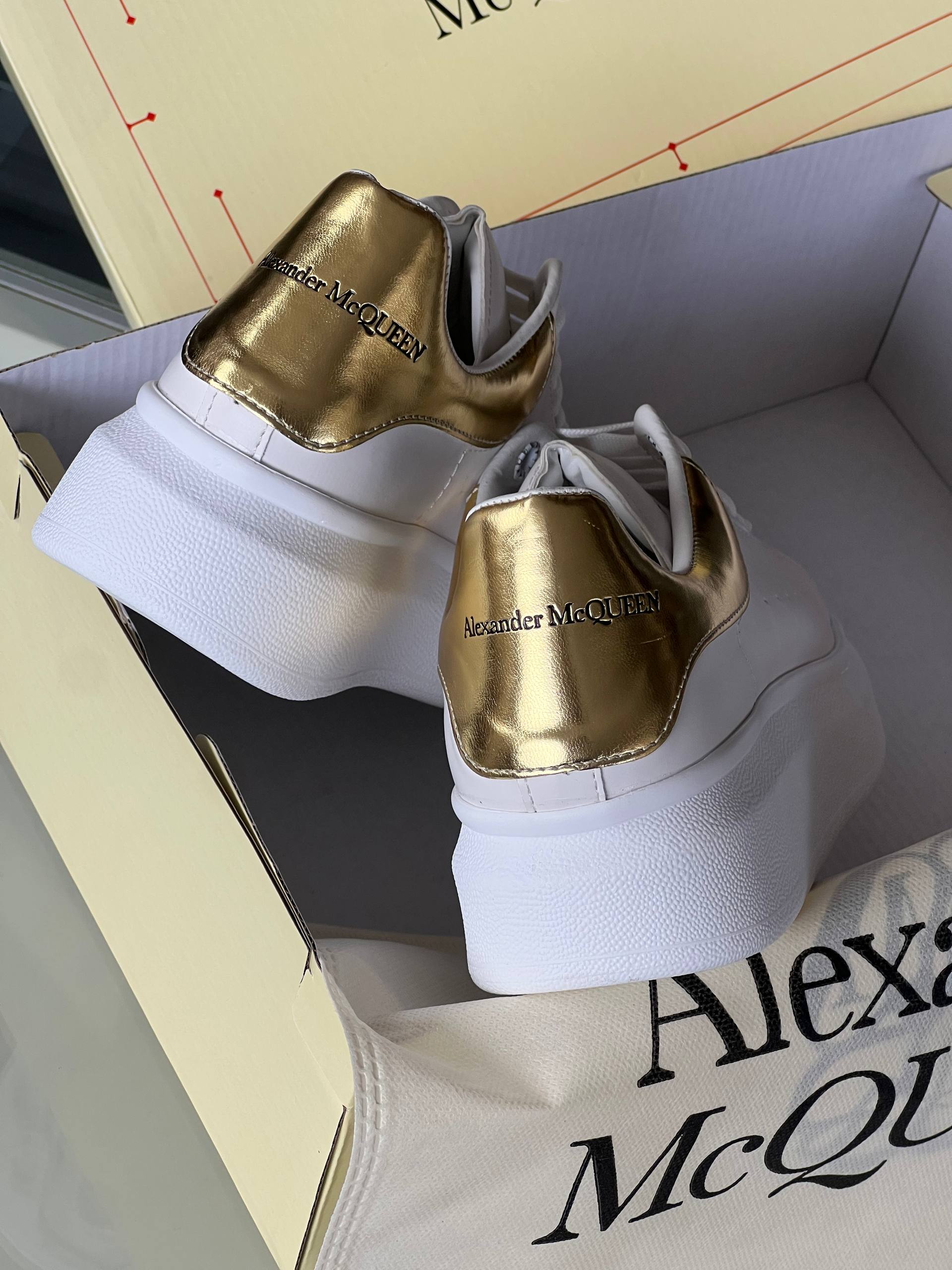 Aleks@nder Mqque£n Gold
