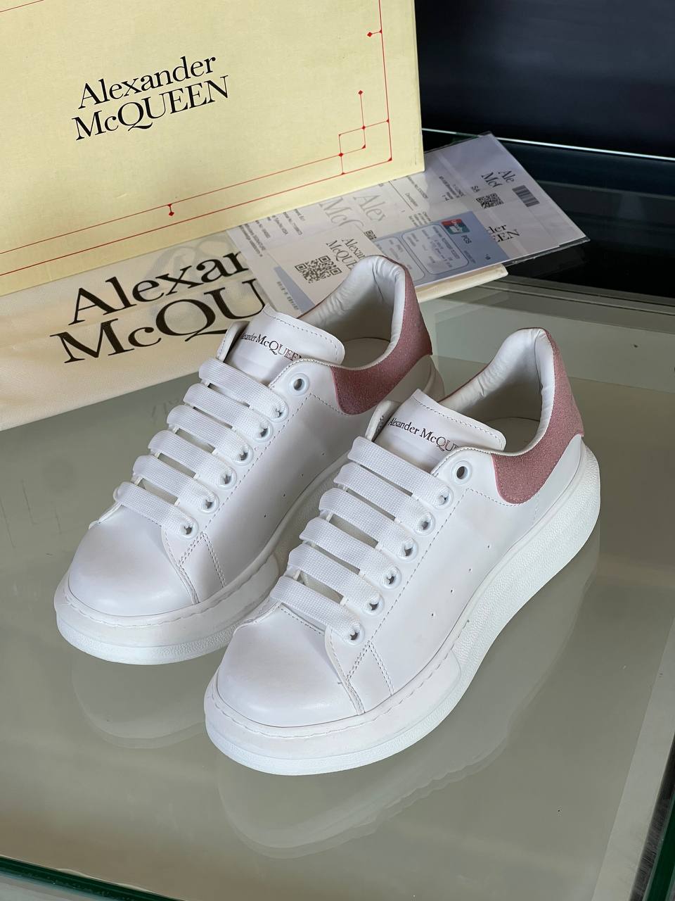 Aleks@nder Mqque£n Beyaz &Pembe