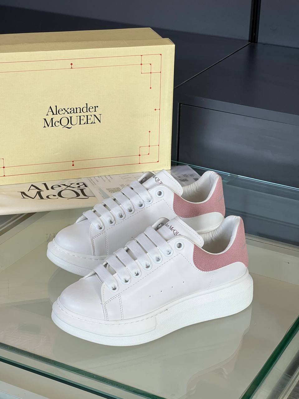 Aleks@nder Mqque£n Beyaz &Pembe