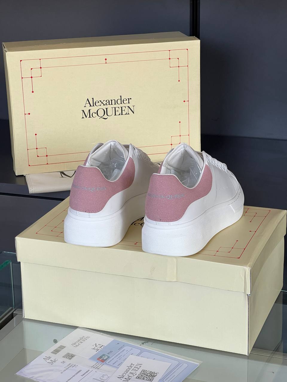 Aleks@nder Mqque£n Beyaz &Pembe